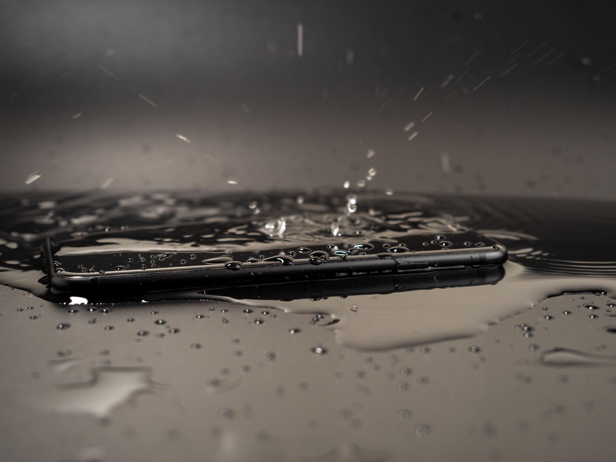 Celular caiu na água