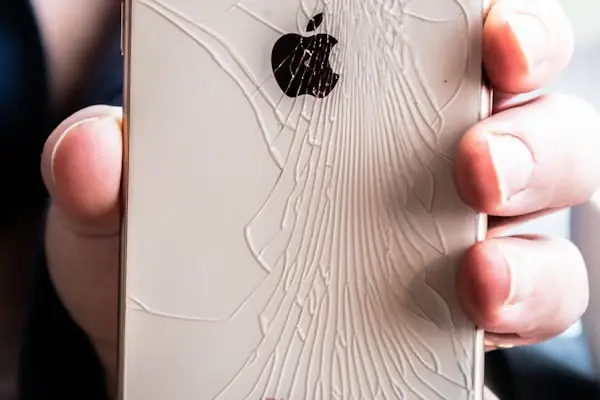 Vidro traseiro do celular quebrado